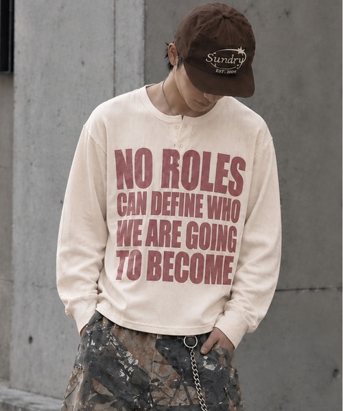 SPINNS(スピンズ)の「短丈ワッフルヘンリーネック長袖Tシャツ/サーマル/メッセージロゴ(Tシャツ/カットソー・メンズ・ワイン/カモフラージュ/アイボリー/ブラック系その他・ONESIZE)」の1枚目の写真
