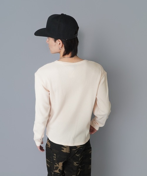 SPINNS(スピンズ)の「短丈ワッフルヘンリーネック長袖Tシャツ/サーマル/メッセージロゴ(Tシャツ/カットソー・メンズ・ワイン/カモフラージュ/アイボリー/ブラック系その他・ONESIZE)」の5枚目の写真