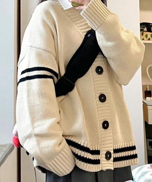 NANEA(ナネア)の「ライン入りVネックカーディガン(カーディガン/ボレロ・レディース・アイボリー/ブラック・フリー)」の4枚目の写真