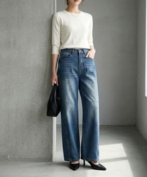 脚のラインを美しく見せる、大人のワイドデニムパンツ