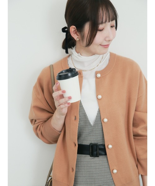 Te chichi（テチチ）の「【WEB限定】パール釦カーディガン（カーディガン/ボレロ・レディース・ブラック/キャメル/オフホワイト/ブルー/レッド・F）」の4枚目の写真