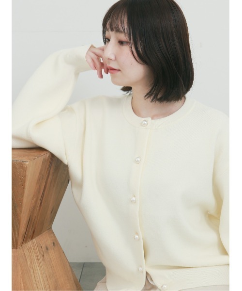 Te chichi（テチチ）の「【WEB限定】パール釦カーディガン（カーディガン/ボレロ・レディース・ブラック/キャメル/オフホワイト/ブルー/レッド・F）」の2枚目の写真