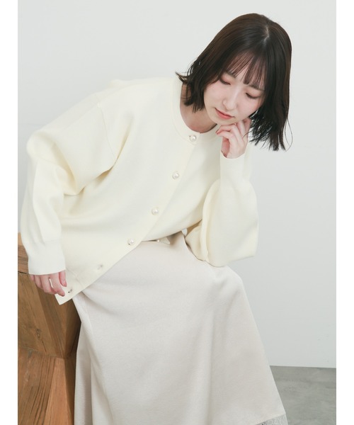 Te chichi（テチチ）の「【WEB限定】パール釦カーディガン（カーディガン/ボレロ・レディース・ブラック/キャメル/オフホワイト/ブルー/レッド・F）」の6枚目の写真