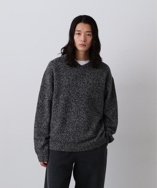 YLEVE（イレーヴ）の「YLEVE / WOOL CASHMERE MELANGE KNIT V NECK PULL OVER（ニット/セーター・メンズ・ブラック/ブルー・5/4）」の2枚目の写真