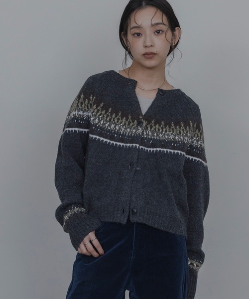 Eimee Law(エイミーロウ)の「ノルディック柄ニットカーデ(カーディガン/ボレロ・レディース・ブラウン/チャコールグレー/アイボリー・FREE)」の2枚目の写真