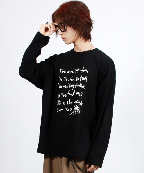 DEMARC(ドゥマーク)の「M テキストグラフィック オーバーサイズ ロングスリーブTシャツ - ブラック(Tシャツ/カットソー・メンズ・その他・LARGE/MEDIUM)」の2枚目の写真