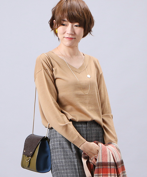 RIVE DROITE（リヴドロワ）の「カシミヤ混Vネックプルオーバー（ニット/セーター・レディース・ブラック/パープル/レッド/モスグリーン/キャメル/ライトベージュ・FREE）」の5枚目の写真