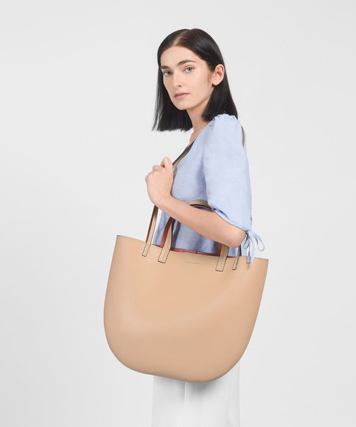 CHARLES & KEITH（チャールズ & キース）の「ラウンドエッジオーバーサイズトート / ROUND EDGE OVERSIZED TOTE（トートバッグ・レディース・ブラック/ベージュ/グリーン・XL）」の4枚目の写真