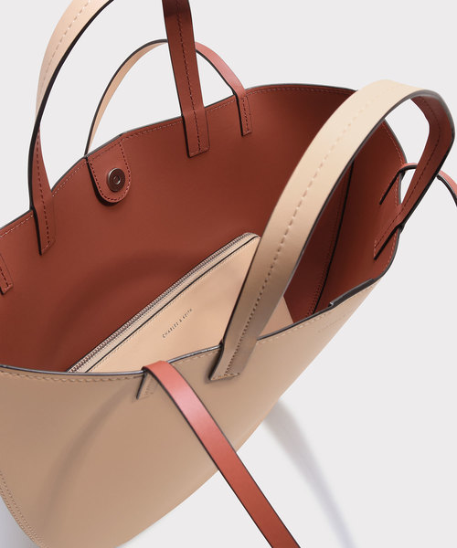 CHARLES & KEITH（チャールズ & キース）の「ラウンドエッジオーバーサイズトート / ROUND EDGE OVERSIZED TOTE（トートバッグ・レディース・ブラック/ベージュ/グリーン・XL）」の7枚目の写真