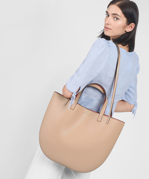 CHARLES & KEITH（チャールズ & キース）の「ラウンドエッジオーバーサイズトート / ROUND EDGE OVERSIZED TOTE（トートバッグ・レディース・ブラック/ベージュ/グリーン・XL）」の8枚目の写真