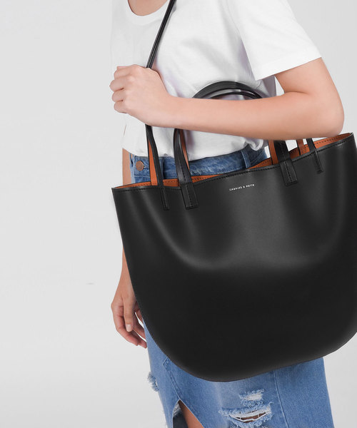 CHARLES & KEITH（チャールズ & キース）の「ラウンドエッジオーバーサイズトート / ROUND EDGE OVERSIZED TOTE（トートバッグ・レディース・ブラック/ベージュ/グリーン・XL）」の13枚目の写真