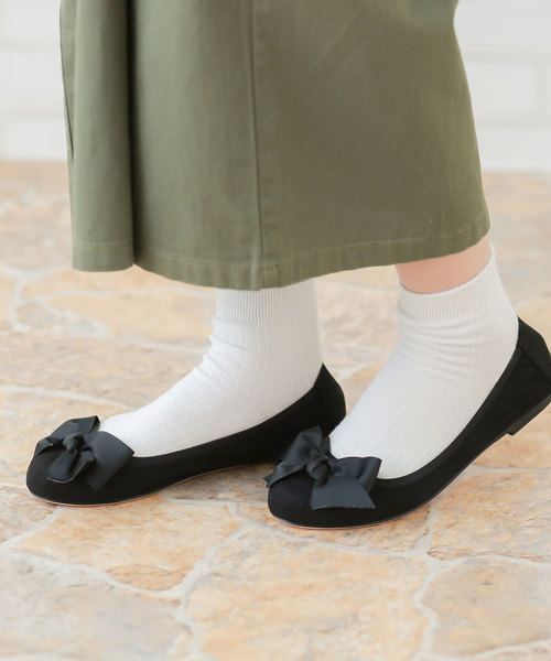 menue(メヌエ)の「グログランリボン付き ラウンドトゥ ローヒール パンプス 1cmヒール フラットシューズ(パンプス・レディース・ブラック/ネイビー/バーガンディー/チャコール/グレイッシュベージュ/ピンクベージュ/ブラック系その他2/ブラック系その他/ブルー/ブラウン系その他・21.5cm/22cm/22.5cm/23cm/23.5cm/24cm/25.5cm/26.0cm/24.5cm/25cm)」の2枚目の写真