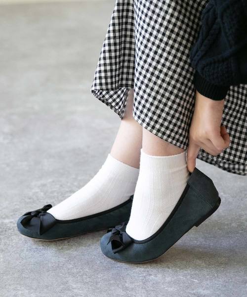 menue(メヌエ)の「グログランリボン付き ラウンドトゥ ローヒール パンプス 1cmヒール フラットシューズ(パンプス・レディース・ブラック/ネイビー/バーガンディー/チャコール/グレイッシュベージュ/ピンクベージュ/ブラック系その他2/ブラック系その他/ブルー/ブラウン系その他・21.5cm/22cm/22.5cm/23cm/23.5cm/24cm/25.5cm/26.0cm/24.5cm/25cm)」の8枚目の写真