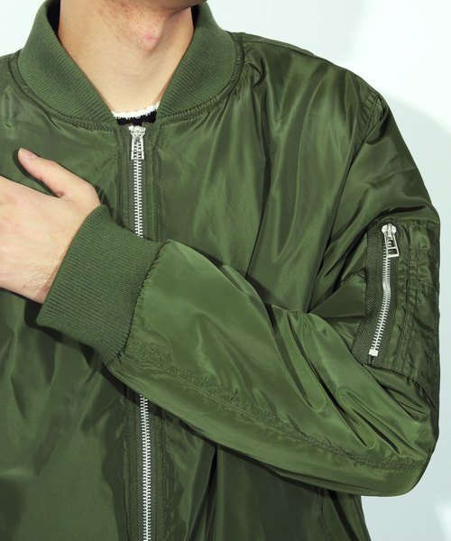 ８(eight)（エイト）の「MA-1 ミリタリージャケット 中綿 ブルゾン（MA-1・メンズ・ブラック/カーキ・MEDIUM/LARGE/X-LARGE）」の13枚目の写真