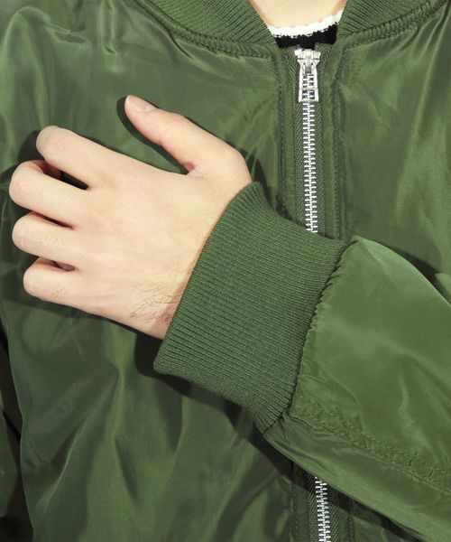 ８(eight)（エイト）の「MA-1 ミリタリージャケット 中綿 ブルゾン（MA-1・メンズ・ブラック/カーキ・MEDIUM/LARGE/X-LARGE）」の14枚目の写真