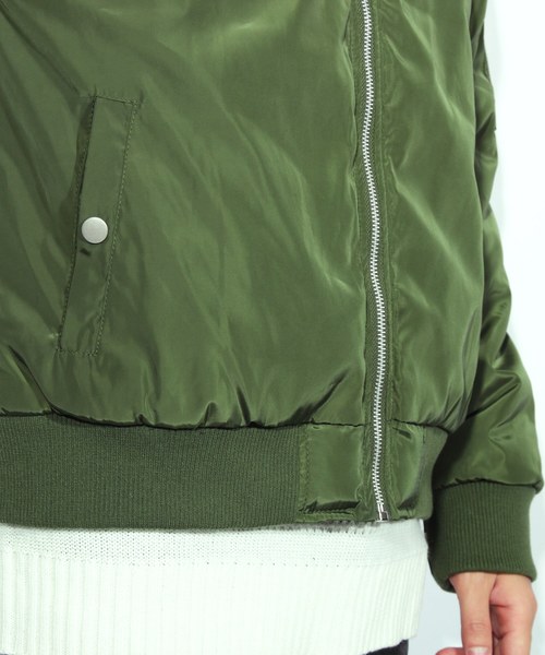 ８(eight)（エイト）の「MA-1 ミリタリージャケット 中綿 ブルゾン（MA-1・メンズ・ブラック/カーキ・MEDIUM/LARGE/X-LARGE）」の17枚目の写真