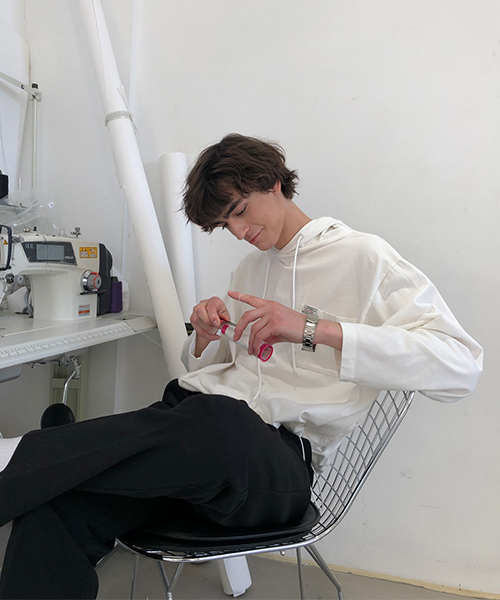 MASONPRINCE(メイソンプリンス)の「【MASONPRINCE】ビッグシルエット フード付きカットソー 裾アジャスター付き(パーカー・メンズ・ホワイト/ブラック/カーキ/レッド/ブルー・S/M/L)」の12枚目の写真