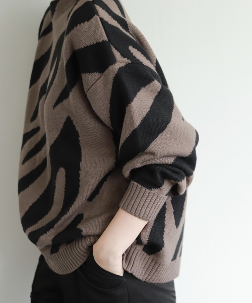 PAGEBOY（ページボーイ）の「ゼブラジャガードニット（ニット/セーター・レディース・ブラック/モカ・FREE）」の2枚目の写真