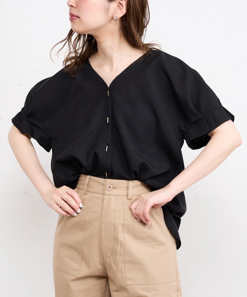 natural couture(ナチュラルクチュール)の「バー釦袖タックブラウス(シャツ/ブラウス・レディース・ブラック/サックスブルー/モカ/ストライプ/ライトベージュ/ピンク・FREE)」の2枚目の写真