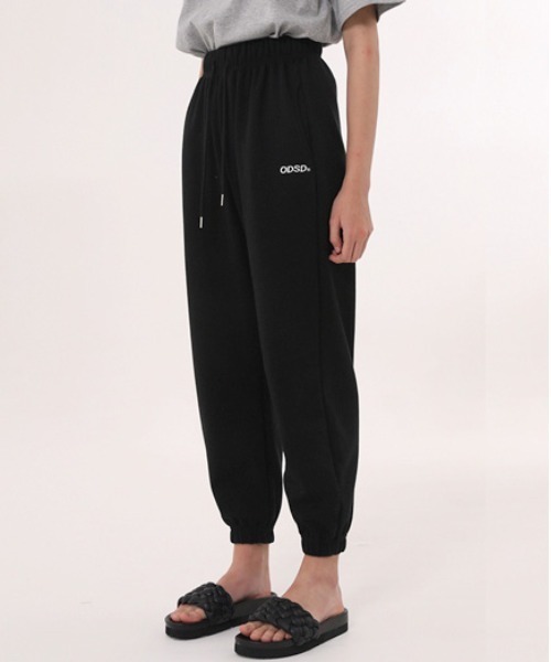 ODD STUDIO(オッドスタジオ)の「【ODD STUDIO】ODSD JOGGER PANTS / オッドスタジオ ODSD ワンポイント ロゴ ジョガー スウェットパンツ(スウェットパンツ・レディース・ブラック/グレー/オートミール・MEDIUM/LARGE)」の2枚目の写真