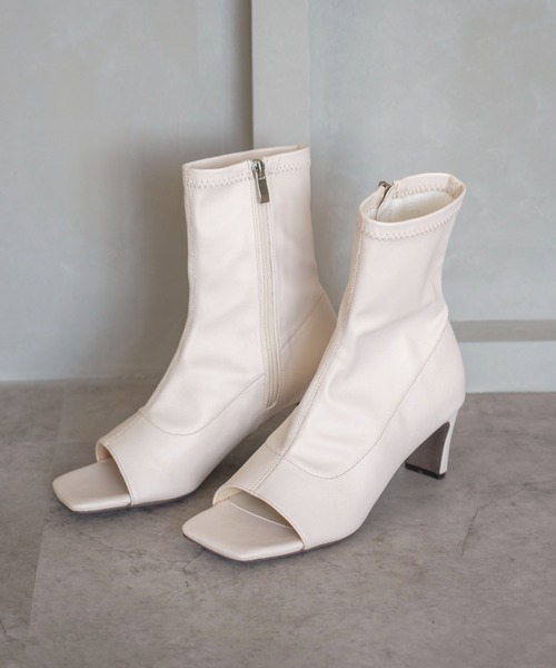 VIVIAN（ヴィヴィアン）の「オープントゥストレッチショートブーツ（ブーツ・レディース・グレー系その他7/ブラック/アイボリー・L/S/M）」の2枚目の写真