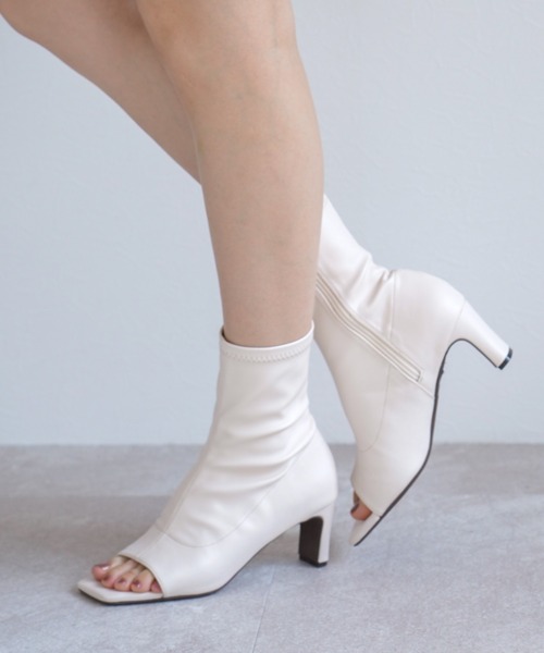 VIVIAN（ヴィヴィアン）の「オープントゥストレッチショートブーツ（ブーツ・レディース・グレー系その他7/ブラック/アイボリー・L/S/M）」の5枚目の写真