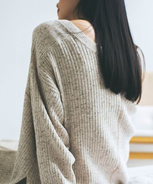 B:MING by BEAMS(ビーミングバイビームス)の「B:MING by BEAMS / ネップ リブ Vネック プルオーバー(ニット/セーター・レディース・チャコールグレー/ベージュ/ナチュラル・ONE SIZE)」の4枚目の写真