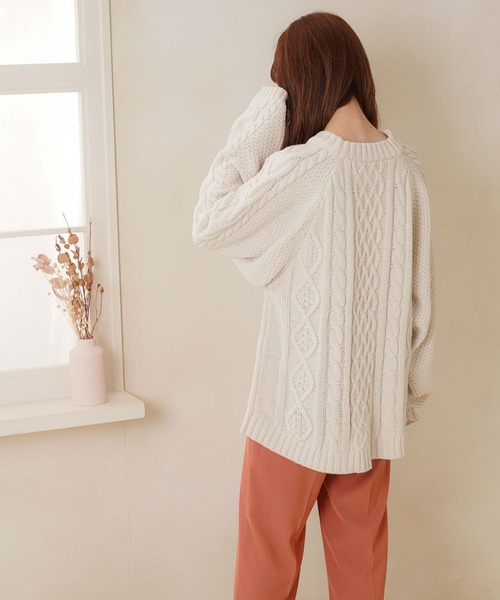 Newlyme(ニューリーミー)の「ラグランケーブルオーバーニット(ニット/セーター・レディース・チャコールグレー/グリーン/アイボリー/ライラック・M-L)」の11枚目の写真