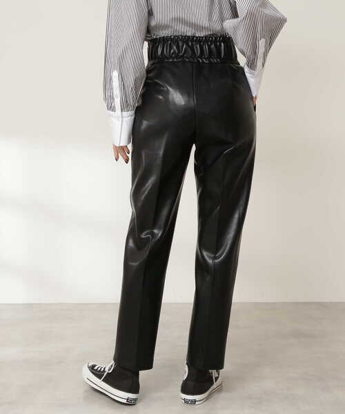 N.（N. Natural Beauty Basic）（エヌエヌナチュラルビューティーベーシック）の「フェイクレザースリムストレートパンツ（その他パンツ・レディース・ブラック・MEDIUM）」の17枚目の写真