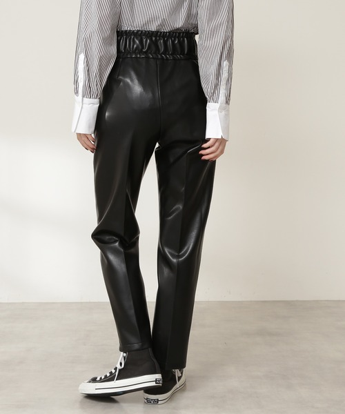 N.（N. Natural Beauty Basic）（エヌエヌナチュラルビューティーベーシック）の「フェイクレザースリムストレートパンツ（その他パンツ・レディース・ブラック・MEDIUM）」の7枚目の写真