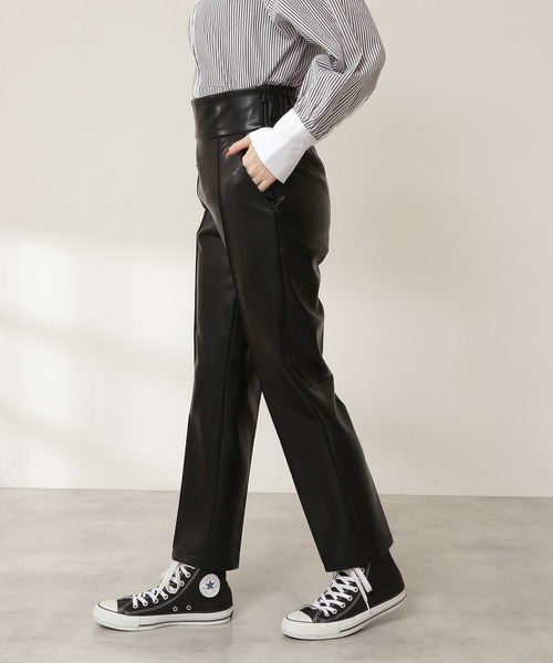 N.（N. Natural Beauty Basic）（エヌエヌナチュラルビューティーベーシック）の「フェイクレザースリムストレートパンツ（その他パンツ・レディース・ブラック・MEDIUM）」の6枚目の写真