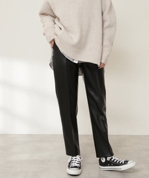 N.（N. Natural Beauty Basic）（エヌエヌナチュラルビューティーベーシック）の「フェイクレザースリムストレートパンツ（その他パンツ・レディース・ブラック・MEDIUM）」の5枚目の写真