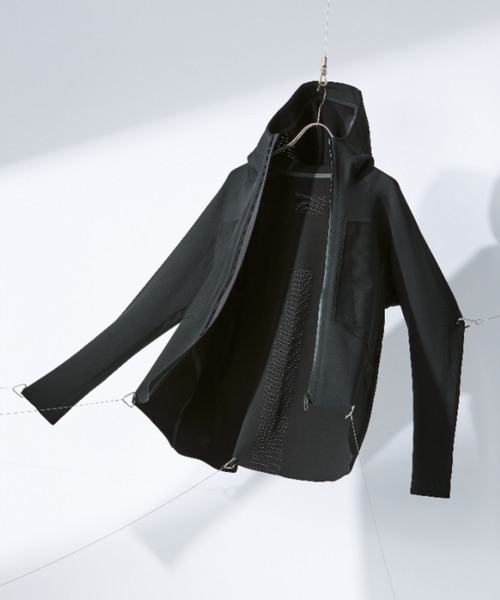 DESCENTE ALLTERRAIN（デサント　オルテライン）の「【デサントオルテライン】フュージョンニットリバーシブルフーディー“キャプチャー” / FUSIONKNIT REVERSIBLE HOODIE "CAPTURE"（その他トップス・メンズ・ブラック・SMALL/MEDIUM/LARGE/X-LARGE）」の4枚目の写真