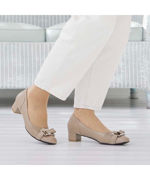 Riz raffinee（リズラフィーネ）の「【3E】バックリボンモチーフパンプス（パンプス・レディース・ベージュ/ブラック/ダークグレー/デザートカモ/ダークベージュ/タイガーカモ/ブラック系その他/ネイビー/トップグレー/その他10・22.5cm/23cm/23.5cm/24cm/24.5cm/22cm）」の5枚目の写真