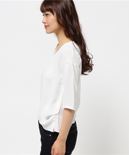 OUTLET（アウトレット）の「【DouDou】七分袖サイドタックVブラウス（シャツ/ブラウス・レディース・オフホワイト/サックスブルー/ネイビー・FREE）」の5枚目の写真