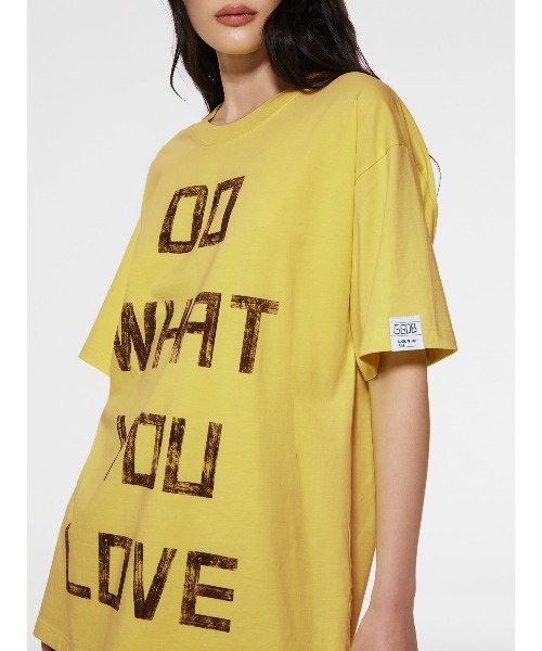 GOLDEN GOOSE（ゴールデングース）の「GOLDEN GOOSE T-shirt yellow with "DO WHAT YOU LOVE" big logo print（Tシャツ/カットソー・レディース・イエロー系その他・SMALL/MEDIUM）」の5枚目の写真