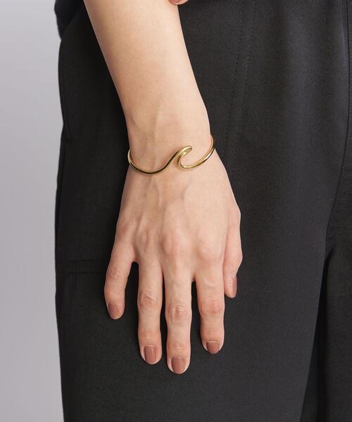 VELATTI（ヴェラッティ）の「＜VELATTI＞ウェーブ バングル（バングル/リストバンド・レディース・ゴールド・FREE）」の5枚目の写真