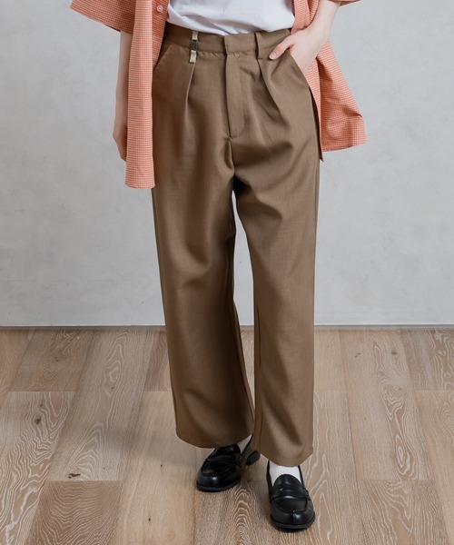 MUHET（ミュエータ）の「イニシャルプレートタックテーパードパンツ（スラックス・レディース・ブラウン/ブルー系その他/イエロー系その他・SMALL/MEDIUM/X-LARGE）」の2枚目の写真