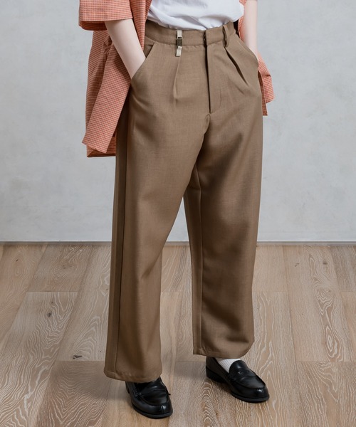 MUHET（ミュエータ）の「イニシャルプレートタックテーパードパンツ（スラックス・レディース・ブラウン/ブルー系その他/イエロー系その他・SMALL/MEDIUM/X-LARGE）」の8枚目の写真