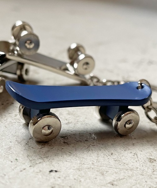 SPINNS（スピンズ）の「スケートボードデザイン キーホルダー（キーホルダー・レディース・ブラック/シルバー/ブルー・ONESIZE）」の2枚目の写真