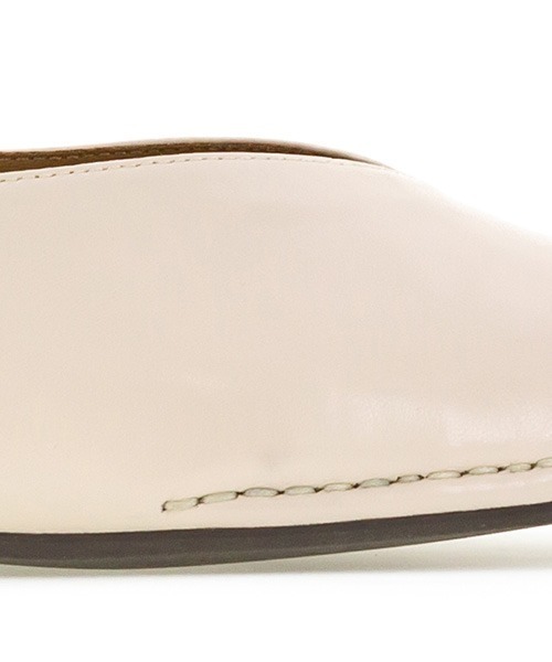 A de Vivre（アドゥヴィーヴル）の「ステッチソフトレザーパンプス（パンプス・レディース・ホワイト/ブラック/イエロー・23.5/24/24.5/23/25/22/22.5）」の11枚目の写真