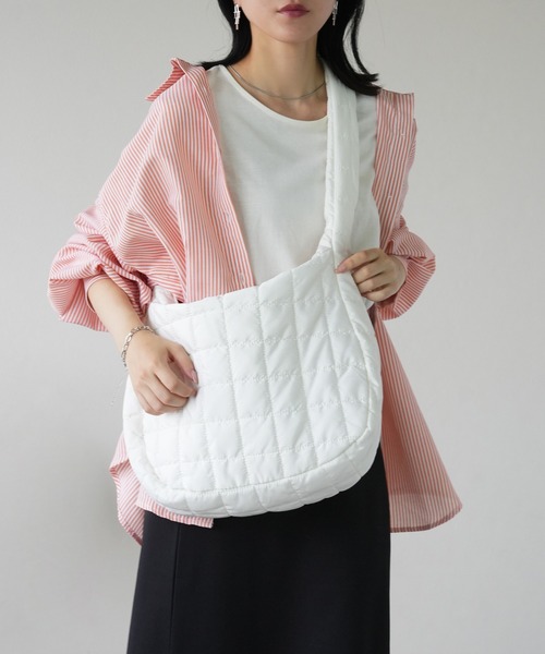 IAMUSE（アイアミューズ）の「キルティングショルダーバッグ S0827【IAMUSE】（ショルダーバッグ・レディース・ベージュ/アイボリー/ブラック・FREE）」の2枚目の写真