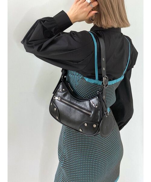 EMODA(エモダ)の「ハーフムーンショルダーバッグ(ハンドバッグ・レディース・ブラック/ピンク/シルバー・FREE)」の6枚目の写真