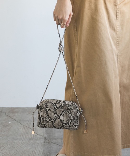 LEPSIM(レプシィム)の「スクエアミニショルダーバッグ 176624(ショルダーバッグ・レディース・アイボリー/パイソン/ブラック・ONE SIZE)」の7枚目の写真