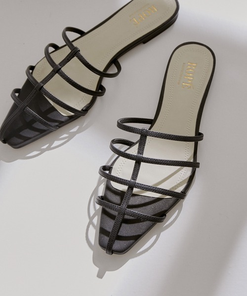 ROPE'（ロペ）の「ナローストラップフラットサンダル（サンダル・レディース・ブラック/オフホワイト・36.5/37.5/35.5）」の2枚目の写真