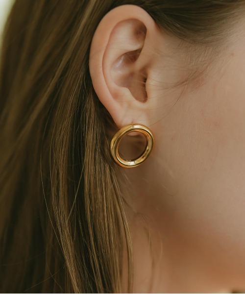 Ops.（オプス）の「ピアス 大きめ シルバー925 金属アレルギー対応【AUREOLA アウレオラ】 18kゴールド仕上げ（ピアス（両耳用）・レディース・イエローゴールド/シルバー・ONE SIZE）」の5枚目の写真