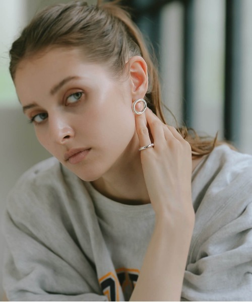 Ops.（オプス）の「ピアス 大きめ シルバー925 金属アレルギー対応【AUREOLA アウレオラ】 18kゴールド仕上げ（ピアス（両耳用）・レディース・イエローゴールド/シルバー・ONE SIZE）」の15枚目の写真