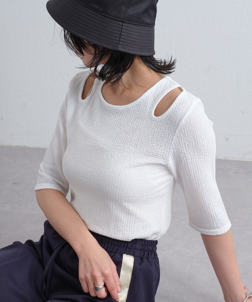COLONY 2139(コロニートゥーワンスリーナイン)の「カットジャガードカットアウトTシャツ(Tシャツ/カットソー・レディース・ホワイト/ブラック/ブルー・FREE)」の1枚目の写真