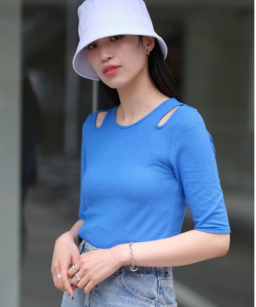 COLONY 2139(コロニートゥーワンスリーナイン)の「カットジャガードカットアウトTシャツ(Tシャツ/カットソー・レディース・ホワイト/ブラック/ブルー・FREE)」の3枚目の写真