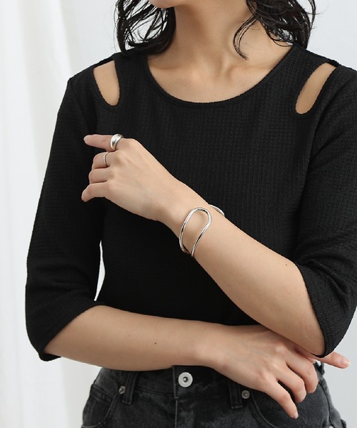 COLONY 2139(コロニートゥーワンスリーナイン)の「カットジャガードカットアウトTシャツ(Tシャツ/カットソー・レディース・ホワイト/ブラック/ブルー・FREE)」の2枚目の写真